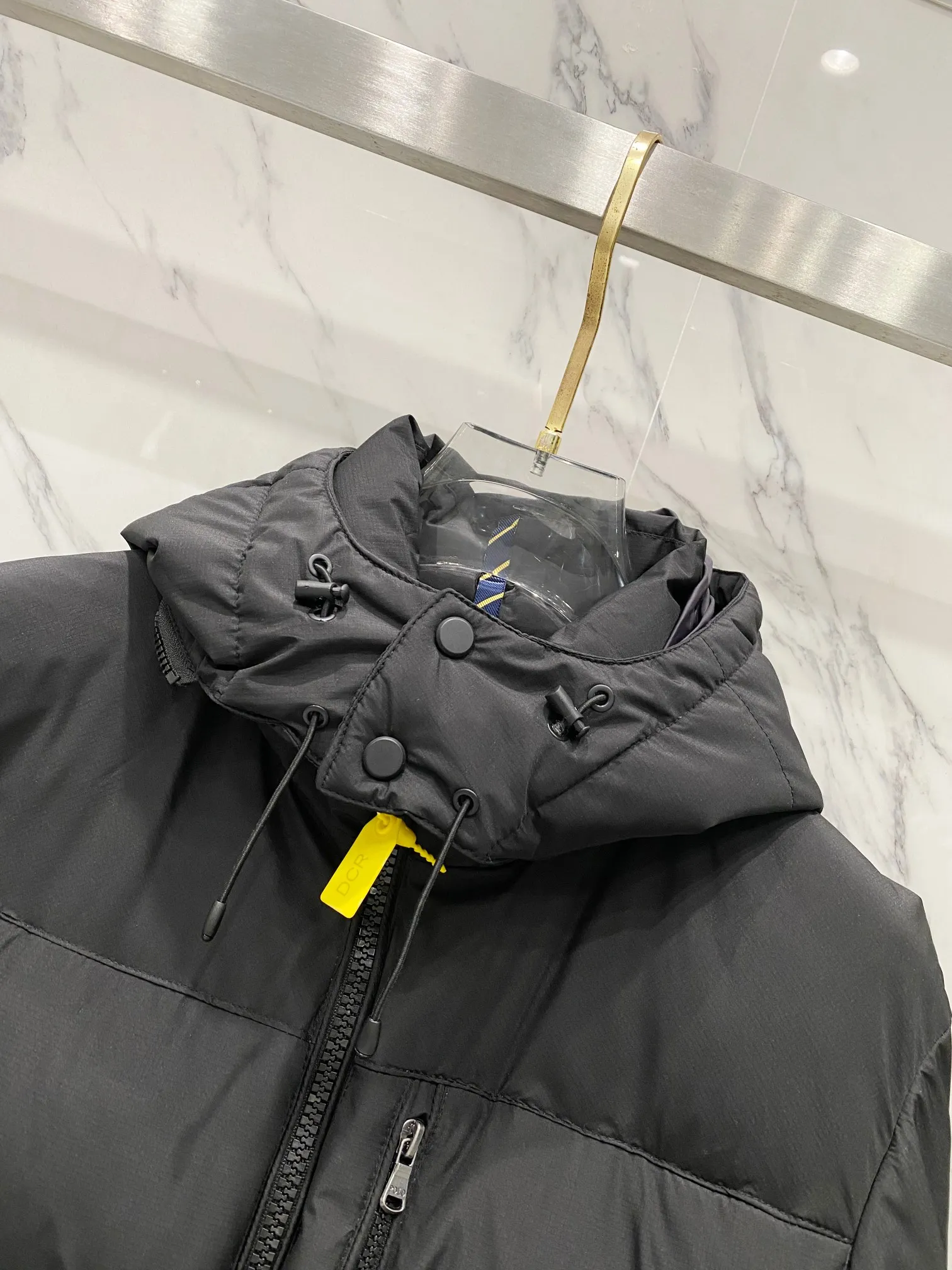 P700 Ralph Lauren/Ralph Lauren classic style winter new bright leather black down jacket jacket with removable hood extra thick plus velvet down jacket windproof and waterproof couple model [top version sold with anti-counterfeiting buckle] Purchase the original mold to create a full set of customized accessories Details determine success or failure 1. Imported barudan/Behringer embroidery machine customized 10,000-needle electric embroidery uses imported No. 7 needle imported embroidery thread to ensure that each word is full, three-dimensional and clear. It can be called the most expensive embroidery logo 2. It is filled with national standard 80 white duck down and has better thermal insulation performance. It is light and not heavy and has good fluff recovery after compression. 3. The inner lining is made of nylon and has a double-layer sealing design that will not cause any velvet leakage. The adjustable hem with a built-in drawstring buckle can prevent wind and cold. Ralph Lauren comes from the United States and has a strong American flavor. There are two brands under the name of Ralph Lauren: Poloby Ralph Lauren and Ralph Lauren has created a sales field of high-quality fashion in the world, and continues to promote the reputation of designer Ralph Lauren and the glorious image of the Ralph Lauren brand. Accessories: Original tag, washed label + electroplated YK zipper logo, the same style for both men and women, a must-have winter style. Color: bright black, matte black, navy blue, size: M~XXL